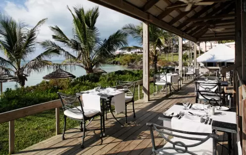 Breezes Beach Bar & Restaurant (seasonal)